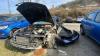 An der Gemündener Mainlände steht seit mehreren Wochen ein Auto, das mittlerweile massiv zerstört wurde.