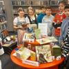Kinder der fünften Klasse schmökern bei der Ausstellung zum Tag der Muttersprache in der Bibliothek des Schulzentrums Nägelsee in fremdsprachigen Büchern.