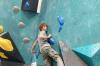 Unterstützt von seinem Team klettert Jonathan Hagemann in Wettkampfklasse 2 in der Boulderhalle Rockinn für das Matthias-Grünewald-Gymnasium zur Bronzemedaille der Stadtmeisterschaften.