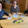Freuen sich über die Verlängerung der erfolgreichen Kooperation zwischen der Gewerblichen Schule Bad Mergentheim und der Stadtbücherei (von links): Schulleiter Peter Wöhrle, Denise Amann (Stellvertretende Leitung, Kinder- und Jugendbücherei Stadt Bad Mergentheim) und Julia Zimmermann (Lehrerin der Gewerblichen Schule Bad Mergentheim).