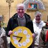 Im Bild: Kindergarten überreicht dem Kirchenpfleger Dr. Zwirlein eine Uhr, die alle seine Tätigkeiten zeigt.