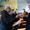 Domkapitular Christoph Warmuth überreicht zum Abschied die Ehrennadel der Diözese an Kirchenpfleger Dr. Oskar Zwirlein. Domkapitular Christoph Warmuth überreicht zum Abschied die Ehrennadel der Diözese an Kirchenpfleger Dr. Oskar Zwirlein.