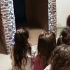 Kinder des Kindergartens bestaunen den Märchenturm.