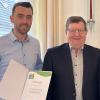 Stellvertretender Landrat Josef Demar (Mitte) überreichte an zwei Unternehmen die Urkunden  "Umwelt- und Klimapakt Bayern". Demar erklärte, dass ein wesentliches Standbein des Umwelt- und Klimapaktes die Unternehmen und Betriebe seien, die, teilweise speziell für ihre Branche, Umweltschutzmaßnahmen umsetzen. Dazu gehören in Bad Neustadt die Unternehmen Ullmer GmbH & Co.KG, sowie PIA Automatisierung Bad Neustadt GmbH. Der stellvertretende Landrat überreichte die Urkunden an (links) Martin Maier, Qualitätsmanager von PIA, und (rechts) Stephan Ullmer, Geschäftsführer des gleichnamigen Unternehmens.