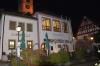 Das Ensemble von Rathaus und Ratskeller in Retzstadt bei Nacht.