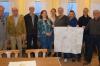 Die Vorstandschaft der Teilnehmergemeinschaft verabschiedete zum Ende des Vororttermins ihren Vorsitzenden Thomas Zürrlein, der zur Jahresmitte in Pension gehen wird. Im Bild von links: Erwin Brückner, Richard Endres, Thomas Zürrlein (ALE), Jutta Fehlbaum (ALE), Elisa Nötscher (ALE), Erich Brückner, Elmar Eirich, Andreas Riedmann und Roman Rauch.