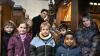 Kantor Tyron (Mitte) erklärte den Vorschulkindern des städtischen Kindergartens Seeweg in der Lohrer Stadtpfarrkirche, wie eine Orgel funktioniert.