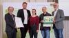 Auszeichnung der Firma J.W. Karl GartenDesign mit dem Staatsehrenpreis für vorbildliche Ausbildung im Garten- und Landschaftsbau 2025 (von links): Maximilian Wohlgschaft, Leiter der Abteilung Bildung und Beratung des bayerischen Landwirtschaftsministeriums, Justus Karl, Auszubildende Annabella Hauck, Ausbildungsleiter Andreas Herterich sowie Dietmar Lindner, Präsident des VGL Bayern.