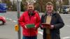 An der Ampelkreuzung zum Zementwerk in Karlstadt kontrollierten Regionalbeauftragter Matthias Penkala (links) und der ACE Kreisvorsitzende Harald Schneider  das Telefonverhalten der Autofahrer.