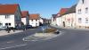 Die Staatsstraße ST 2275 durch Donnersdorf vom Rathaus zum Ortsausgang Richtung Haßfurt. Die Kanalsanierung soll nächstes Jahr beginnen.
