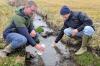 HFG-Vorsitzender Thomas Heyne (links) und Fischereifachberater Michael Kolahsa entnehmen im Peinsenbach Wasserproben.