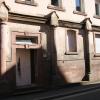 Weiße Tür aus Kunststoff in vielleicht ältesten Haus Gemündens in der Mühltorstraße.