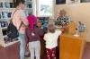 „Na, da habt ihr viel zu lesen“ – und zu spielen – verabschiedet Heidi Rödl vom Gerodaer Bücherei-Team die Kinder. Und zum Naschen dürfen sich die beiden obendrein noch etwas aussuchen.