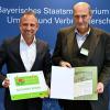 Gerd Düll (rechts), Behördenleiter am AELF Kitzingen-Würzburg, hat die Auszeichnung "Blühender Betrieb" von Umweltminister Thorsten Glauber entgegengenommen.
