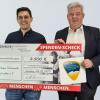 Auf dem Bild zu sehen sind Michael Dimmer (links) und Stefan Zöller bei der Übergabe des Spenden-Schecks. 