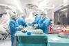 Der kathetergestützte Aortenklappenersatz erfolgt im Hybrid-OP, einem spezialisierten Operationssaal, der mit einer Angiografieanlage ausgestattet ist und die Kombination von offenen chirurgischen Verfahren mit interventionellen Techniken ermöglicht.