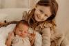 Eine stolze, große Schwester: Stella mit Baby Malou.