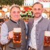 Staffelstabübergabe bei der Würzburger Hofbräu: Michael Haupt (links), Geschäftsführer Technik geht in den Ruhestand. Julian Walker (rechts) ist ab 1. April 2025 sein Nachfolger. Staffelstabübergabe bei der Würzburger Hofbräu: Michael Haupt (links), Geschäftsführer Technik geht in den Ruhestand. Julian Walker (rechts) ist ab 1. April 2025 sein Nachfolger.