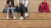 Beinahe jede Schülerin und jeder Schüler hat ein Handy in der Tasche. In der Schule müssen die oft aber ausgeschaltet bleiben. Welche Regeln genau gelten, entscheidet in Bayern jede Schule für sich.