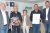 Seit 50 Jahren gibt es Madei Elektro in Grettstadt. Zum Jubiläum gratulierte (von links) Rainer Walter-Helk als Obermeister der Elektroinnung Schweinfurt dem Firmengründer Lothar Madei mit Ehefrau Doris und Sohn Matthias Madei, ganz rechts Bürgermeister Jens Machnow.