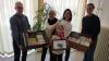 Auf dem Bild (von links): Jürgen Neuberger (Direktor), Claudia Twardzik (Leiterin OGTS), Rosie Ziegler, Manuela Ziegler und Julia Holleber (1. und 2. Vorsitzende des Elternbeirates).
