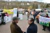 Bürgermeister Christian Holzemer (Mitte rechts) im Gespräch mit einem Teilnehmer der Demonstration gegen die Windkraftvorrangfläche W54. 