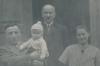 Gregor Schäfer (im Hintergrund) mit seinem Schwiegersohn Franz Hofstetter (von links), Enkelin Hildegard und Anna Hofstetter.