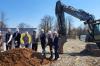 Spatenstich für das Würzburger Stadtquartier "HublandView" (von links): Barbara Holakowsky, Leiterin Projektentwicklung, Stadt Würzburg; Dominik Schrod, Projektentwicklung Wilma; Wilma-Geschäftsführer Michael Nagel; Dritte Bürgermeisterin Judith Roth-Jörg; Heike Beilmann, Prokuristin; Daniel Bayer, Berater Merkur Privatbank; Markus John, Prokurist WILMA, und Claus Aigen, Geschäftsführer Reinhart Immobilien.