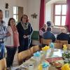 Bei Kaffee und Kuchen, den der Obst- und Gartenbauverein Altenbanz organisiert hatte, informierten v.l. Walter Mackert (Seniorenbeauftrager der Stadt Bad Staffelstein), Jürgen Hagel (Polizeiinspektion Lichenfels), Katja Brade und Bianca Geiger über die Möglichkeiten und Gefahren für Senioren in Bad Staffelstein.