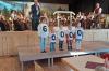 Eine Gruppe von Musikerkindern und -enkelkindern präsentierte dem Publikum und den Musikern stolz den unglaublichen Spendenbetrag von 60.000 Euro.