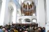 Gut 600 Zuhörerinnen und Zuhörer kamen zum Konzert des Universitätschors Münster unter Volker Hagemann in der Augustinerkirche Würzburg.