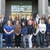 Schülerinnen der 11. Jahrgangsstufe des St.-Ursula-Gymnasiums  beim Gruppenfoto vor dem Eingang der Regierung von Unterfranken zusammen mit (von links) Katharina Stöcker aus dem Sachgebiet Schulen, Regierungsvizepräsident Jochen Lange und Harald Retsch, St.-Ursula-Gymnasium Würzburg.