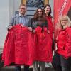 Andrea Ortner, Pflegedienstleitung Ambulante Pflege Kitzingen-Marktbreit und ihre Mitarbeiterin (beide rechts im Bild) freuten sich über neue Arbeitsjacken, die vom AWO Kreisverband Kitzingen, vertreten durch Gerald Möhrlein und Eva-Maria Hoffart mitfinanziert wurden.