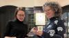 Daniela Schwarz (l.), die fachliche Leiterin des Frauenhauses Schweinfurt, berichtete im Maßbacher Theater über ihre Arbeit. Dafür dankte ihr Anne Maar.