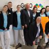 Das Pflegeteam des Medizinischen Versorgungszentrums verabschiedet zusammen mti Bernhardt Gehringer, Dr. Volker Waltz unf Dr. Gernot Habich (stehend, v. li.) Dr. Hanno Thiele, (kniend, li.) in den Ruhestand. Seine Nachfolge tirtt Dr. Stefan Quast (kniend, re.) an.