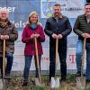 Spatenstich für den Breitbandausbau in Wiesen (v. li.): Andreas Rudloff (Telekom), Enrico Meierhof (Reuther Glasfaser GmbH), die Stadträte Otmar Kerner und Bärbel Köcheler, Bürgermeister Mario Schönwald, Geschäftsleiter Fabian Leppert, Steven Heilemann (KLB Heilemann/Teletec) und Stadtbaumeister Johannes Schmidt. Fotos: Ulrich Rödel Spatenstich für den Breitbandausbau in Wiesen (v. li.): Andreas Rudloff (Telekom), Enrico Meierhof (Reuther Glasfaser GmbH), die Stadträte Otmar Kerner und Bärbel Köcheler, Bürgermeister Mario Schönwald, Geschäftsleiter Fabian Leppert, Steven Heilemann (KLB Heilemann/Teletec) und Stadtbaumeister Johannes Schmidt. Fotos: Ulrich Rödel