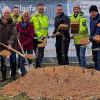 Symbolischer Spatenstich zum Breitbandausbau in Grundfeld (v. li.) Christian Büdel (Nexocom), Geschäftsleiter Fabian Leppert, Stadtrat Otmar Kerner, Christoph Großhauser (Nexocom), Stadträtin Bärbel Köcheler, Kay Walter (Störmer Bau), Bürgermeister Mario Schönwald, Enrico Meierhof und Siegbert Reuther (Reuther Glasfaser GmbH), Frank Feihe (süc//dacor) und Stadtbaumeister Johannes Schmidt.