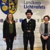 Wurde für sieben Jahre verpflichtet: der bevollmächtigte Bezirksschornsteinfeger Björn Vogel mit Abteilungsleiterin Kristin Grosch (re.) und Sachbearbeiterin Corinna Schuberth-Weber (li).