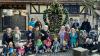 Auf dem Foto einige der Steinbacher Frauen, die den österlichen Brauch aufrechterhalten, sowie die Kindergartenkinder mit zwei Betreuerinnen.