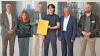 Der Meckatzer-Kunstpreis 2025 ging an Sunghyun Park (Dritter von rechts). Bei der Verleihung zum Auftakt der Ausstellung „Schwäbische Künstler in Irsee“ gratulierten ihm: (von links) Dr. Stefan Raueiser (Leiter der Einrichtungen im Kloster Irsee), Barbara Wolfart (Co-Vorsitzende des BBK Allgäu/Schwaben-Süd), Michael Weiß (geschäftsführender Gesellschafter der Meckatzer Löwenbräu), stellvertretender Bezirkstagspräsident Alfons Weber und Dominik Fröhlich (Studienleiter der Schwabenakademie).