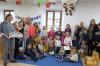 Große Freude im Reyersbacher Kindergarten. Stolz nahm man das Zertifizierungsschild „Biosphärenkindergarten“ entgegen.