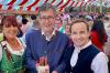 Im Bild von links: Tanja Göbel -Serviceleitung Frühjahrsvolksfest Hahn Zelt, Oberbürgermeister Christian Schuchardt, Michael Hahn.