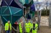 Spielplatz- und Bautechnikkolonne arbeiten Hand in Hand auf dem Spielplatz neben der ehemaligen Schule in Oberdürrbach.