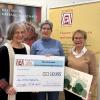 Bei der Scheckübergabe der Spende an die Krebsberatungsstelle, im Bild (von links)  Doris Göb (Leiterin Krebsberatungsstelle), Franziska Bickel (Vorsitzende des Vereins der Freunde Zonta) und Christiane Walter (Projektleiterin Adventskalender).
