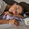 Schon 3 Uhr nachts und immer noch wach? Das kann an der Melatoninproduktion liegen. Wer zu spät zu Bett geht, dem kann das Schlafengehen schwerer fallen.