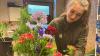 Ramona Schemm bereitet ein Blumengesteck für die Station "Die Verspottung" bei der Lohrer Karfreitagsprozession vor.