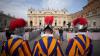 Am Ostermontag dann die Eilmeldung aus dem Vatikan: Papst Franziskus ist tot. "Heute Morgen um 7.35 Uhr ist der Bischof von Rom, Franziskus, in das Haus des Vaters zurückgekehrt", hieß es.