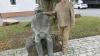 Philipp Walch, ein alter Landwirt, sitzt  in Langenleiten am Lindenbaum. Dargestellt wurde er von Günter Metz (rechts) in einer Bronze-Skulptur. 