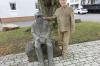 Philipp Walch, ein alter Landwirt, sitzt  in Langenleiten am Lindenbaum. Dargestellt wurde er von Günter Metz (rechts) in einer Bronze-Skulptur. 