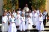 Erinnerungsfoto der Kommunionkinder aus Unterspiesheim, Oberspeisheim und Kolitzheim mit Pfarrer Thomas Amrehn vor der Kirche St. Sebastian in Unterspiesheim.